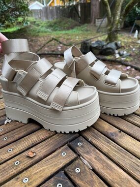 NWT UGG Platform Sandals Goldenrise In Sand Colour In Beige Sz 9